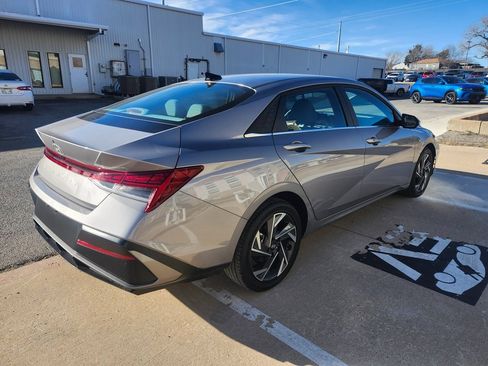 Used 2025 Hyundai Elantra SEL image 5