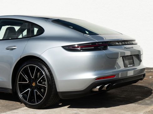 Used 2018 Porsche Panamera 4S image 33
