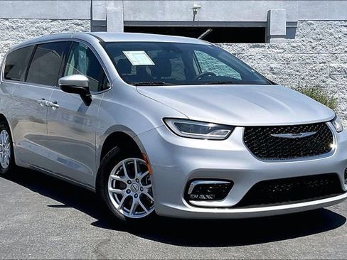 Used 2023 Chrysler Pacifica Touring-L FWD image 12