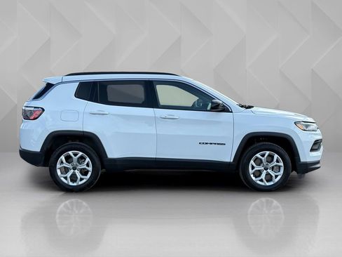 Used 2025 Jeep Compass Latitude AWD/4WD image 4