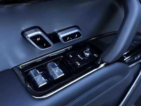 Used 2025 Land Rover Range Rover Sport SE image 11