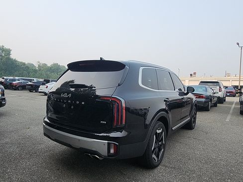 Used 2023 Kia Telluride EX w/ EX Captain's Chair Package AWD/4WD image 5