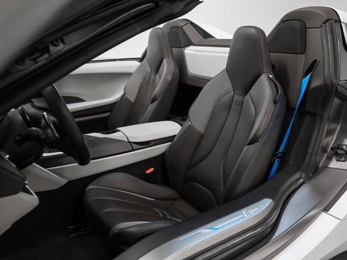 Used 2019 BMW i8 image 3