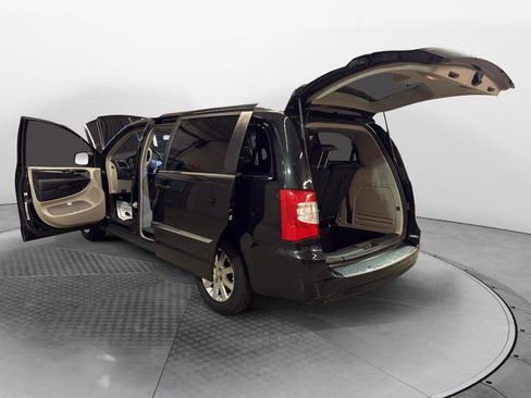 Used 2016 Chrysler Town & Country Touring image 10