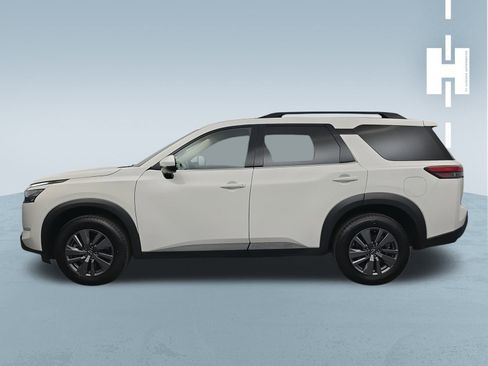 Used 2025 Nissan Pathfinder SV image 4