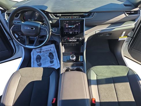New 2025 Jeep Grand Cherokee Altitude image 9