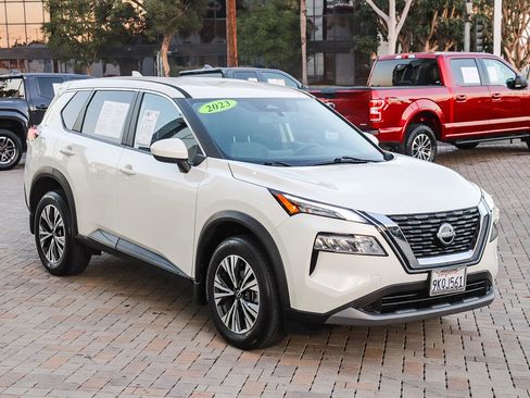 Used 2023 Nissan Rogue SV image 3