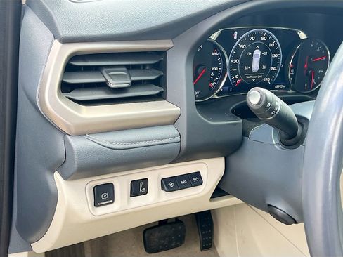 Used 2022 GMC Acadia Denali w/ Denali Technology Package FWD image 10