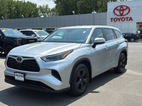 Used 2023 Toyota Highlander L FWD image 3