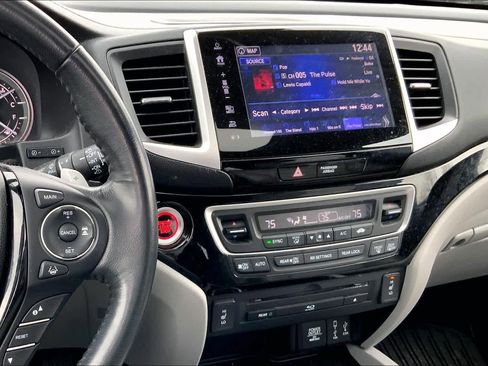 Used 2017 Honda Pilot Touring image 7