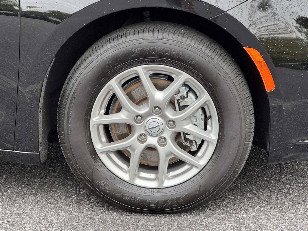 Used 2026 Chrysler Pacifica Select FWD image 11