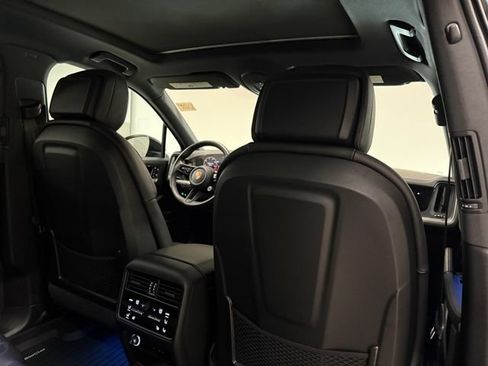 Certified 2025 Porsche Cayenne E-Hybrid w/ Premium Package Plus AWD/4WD image 31