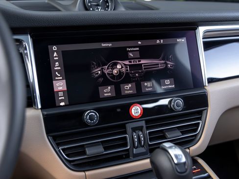 Certified 2026 Porsche Macan AWD/4WD image 36