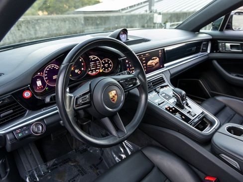 Certified 2023 Porsche Panamera image 4