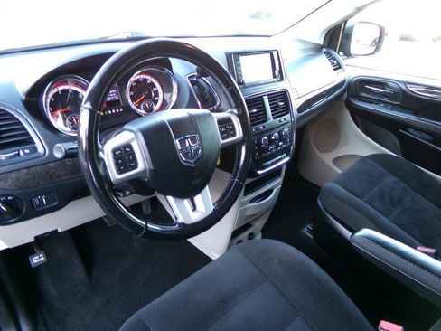 Used 2019 Dodge Grand Caravan SE w/ UConnect Hands-Free Group FWD image 12