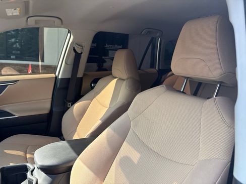 Used 2019 Toyota RAV4 LE FWD image 3