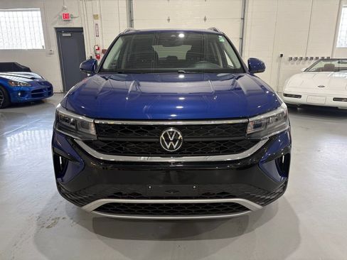 Used 2024 Volkswagen Taos SE w/ Panoramic Sunroof Package FWD image 2