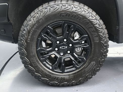 Used 2025 Chevrolet Silverado 1500 ZR2 w/ Technology Package image 10