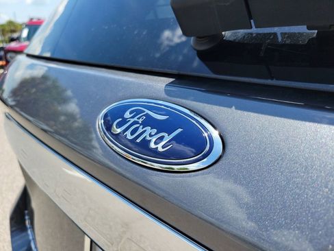Used 2022 Ford Explorer Limited w/ Equipment Group 301A RWD image 7