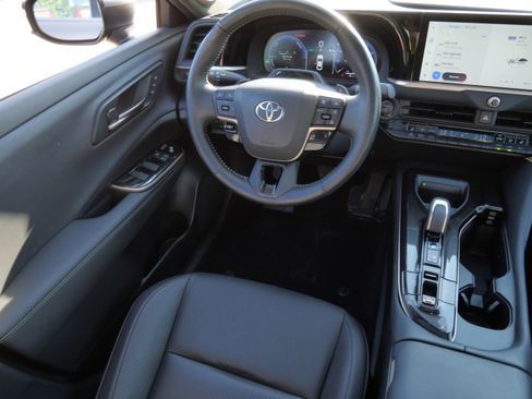 Used 2024 Toyota Crown Platinum AWD/4WD image 10