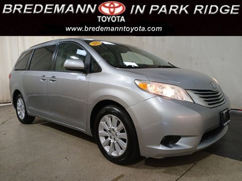 Used 2015 Toyota Sienna LE AWD/4WD image 1