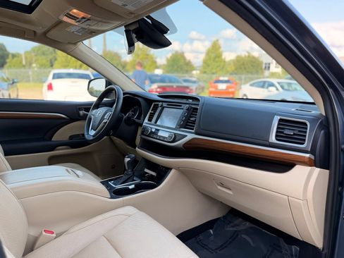 Used 2019 Toyota Highlander Limited Platinum FWD image 27