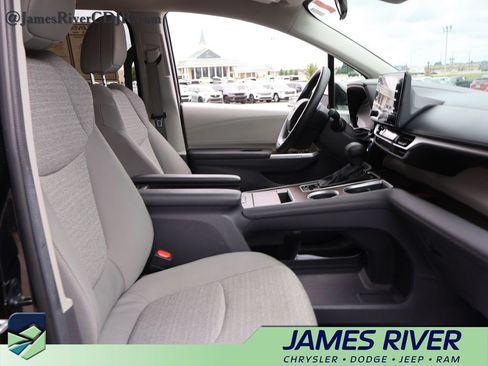 Used 2024 Toyota Sienna LE FWD image 9