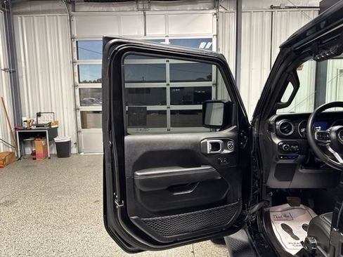 Used 2022 Jeep Wrangler Unlimited Sahara AWD/4WD image 7