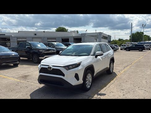 Used 2022 Toyota RAV4 LE image 2