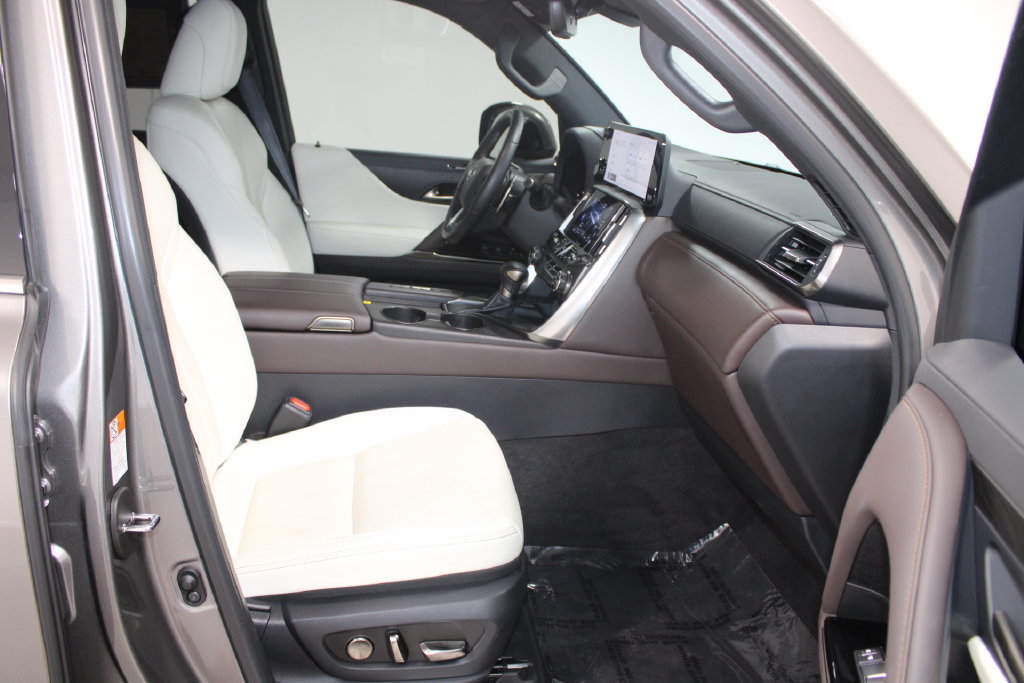 Used 2024 Lexus LX 600 4WD w/ Luxury Package image 29