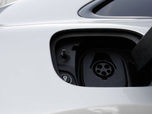 Certified 2025 Porsche Macan 4S Electric AWD/4WD image 30