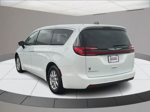 Used 2024 Chrysler Pacifica Touring-L FWD image 6