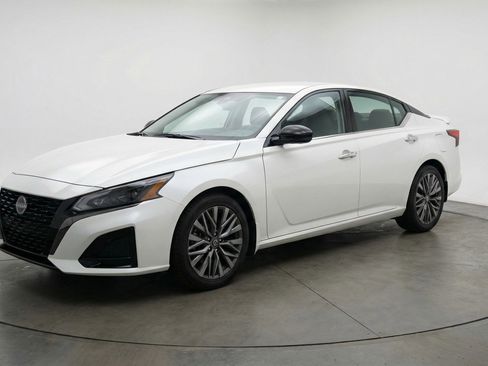 Used 2025 Nissan Altima 2.5 SV image 3