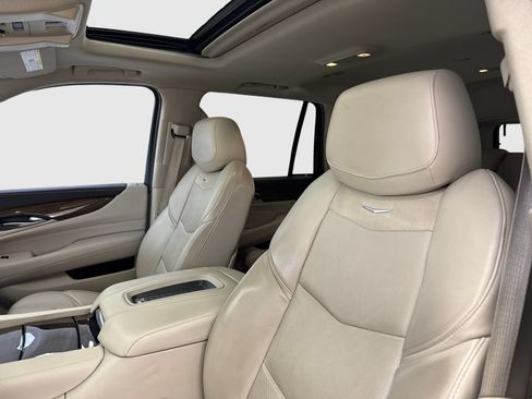 Used 2019 Cadillac Escalade Luxury AWD/4WD image 15