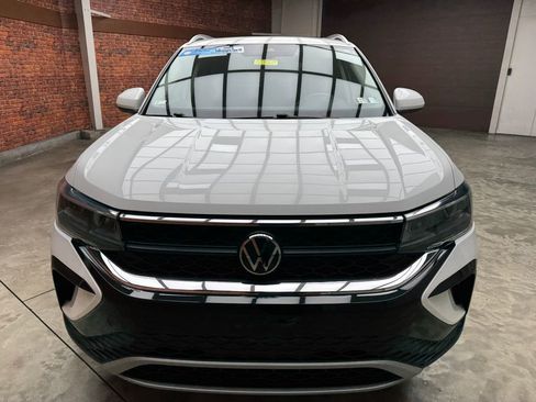 Used 2023 Volkswagen Taos SE w/ Panoramic Sunroof Package AWD/4WD image 7