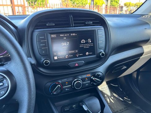 Used 2025 Kia Soul LX w/ LX Technology Package FWD image 17