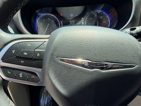 Used 2023 Chrysler Pacifica Touring-L image 18