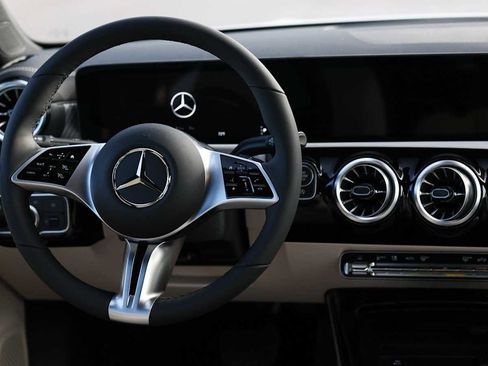 Used 2025 Mercedes-Benz CLA 250 4MATIC image 30