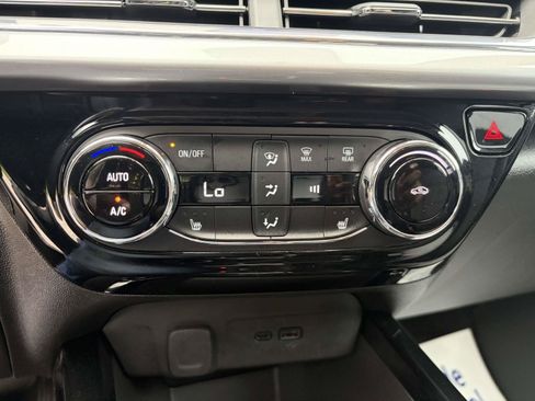 Used 2025 Chevrolet Trax LT w/ LT Convenience Package FWD image 14