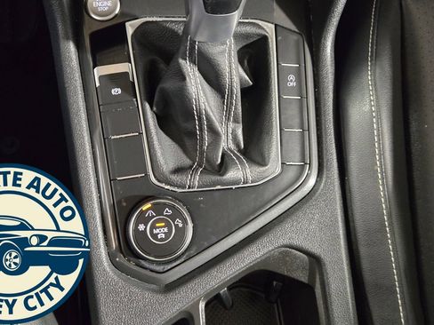 Used 2022 Volkswagen Tiguan SE w/ Panoramic Sunroof Package AWD/4WD image 17