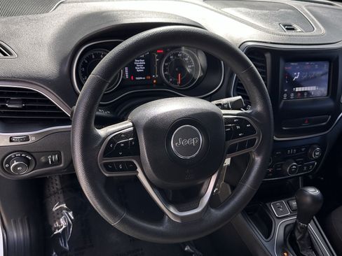 Used 2019 Jeep Cherokee Latitude w/ Popular Appearance Group FWD image 12
