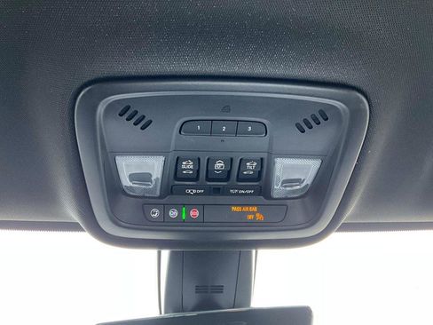 Used 2023 Chevrolet Traverse Premier image 40