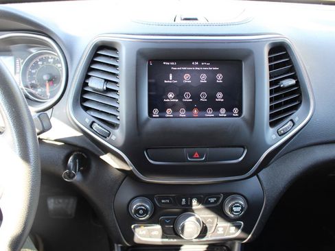 Used 2020 Jeep Cherokee Latitude FWD image 27