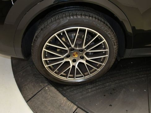 Certified 2023 Porsche Cayenne Platinum Edition AWD/4WD image 16