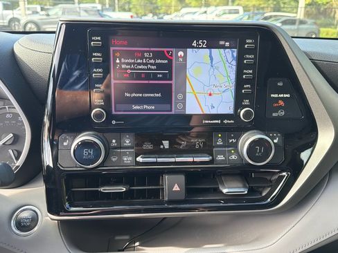 Used 2020 Toyota Highlander XLE FWD image 18