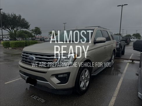 Used 2018 Ford Expedition XLT w/ Equipment Group 202A RWD image 2
