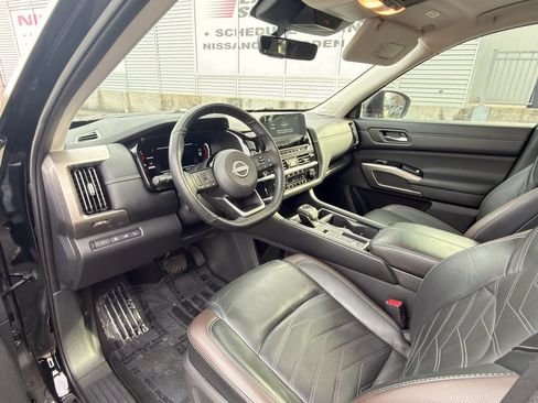 Used 2024 Nissan Pathfinder Platinum w/ Cargo Package image 11