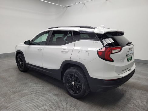Used 2022 GMC Terrain SLE w/ Driver Convenience Package image 3