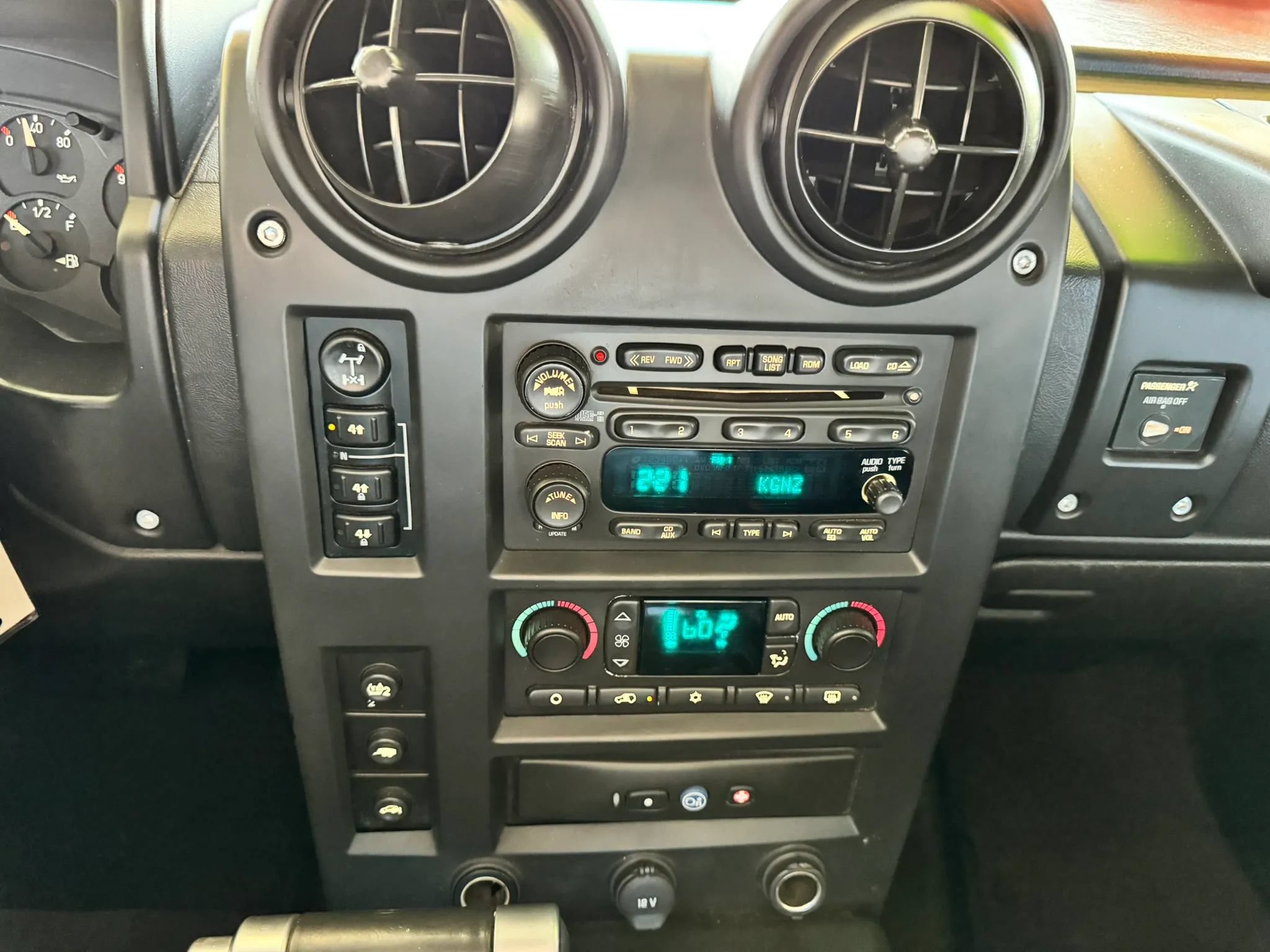 Used 2005 HUMMER H2 SUT w/ Preferred Equipment Group AWD/4WD image 14