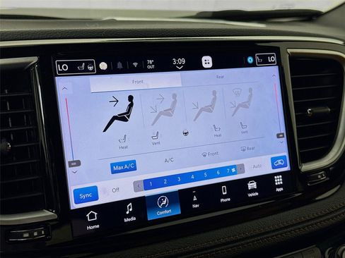 Used 2024 Chrysler Pacifica Pinnacle w/ Trailer Tow Group AWD/4WD image 14